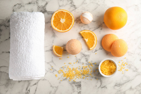 大理石背景上用浴巾毛巾和橘子平躺合成物