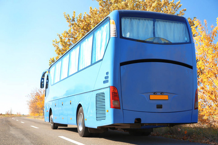 现代蓝色公共汽车在路上。 客运运输
