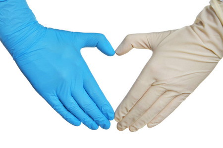 医生用手在不同的医用手套中制作心形白色背景