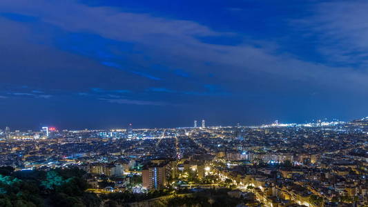 巴塞罗那夜间到白天的全景，西班牙从卡梅尔的掩体在日出前一个多云的早晨观看。 从山上俯瞰高空。 城市灯关闭