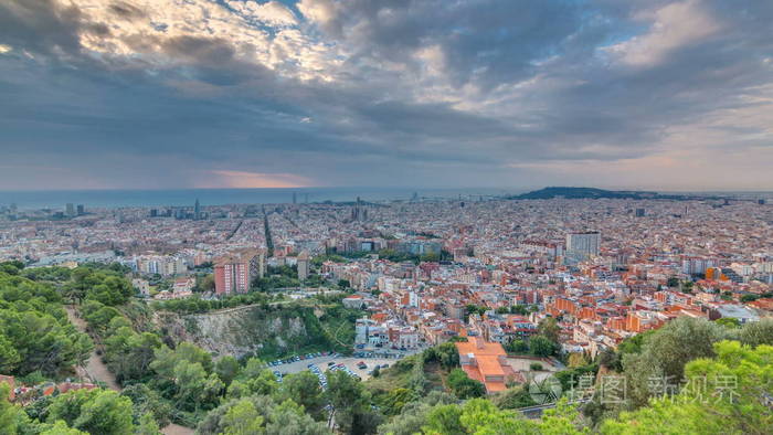 巴塞罗那的全景在日出时间推移,西班牙从卡尔梅尔的掩体在一个多云的