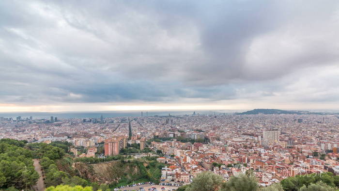 巴塞罗那的全景在日出时间推移西班牙从卡尔梅尔的掩体在一个多云的