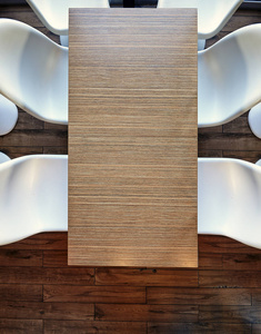 从上面俯视的空办公室木桌塑料椅和硬木地板