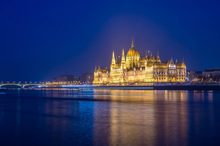 匈牙利议会大楼在多瑙河银行在布达佩斯晚上。