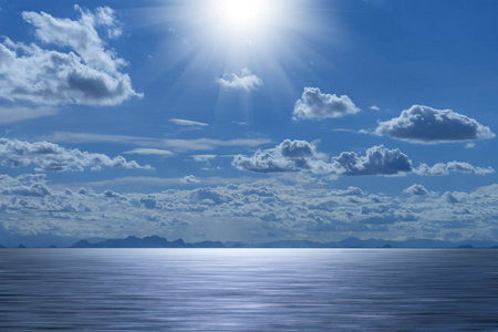 太阳和云彩在湖面上的蓝天上随着水的运动。