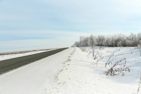 冬季冷冻柏油路高速公路雪覆盖