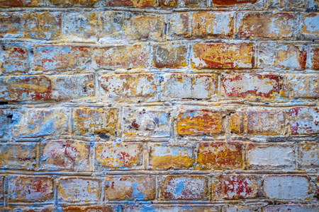 旧砖墙的纹理，有不同颜色的旧油漆的痕迹