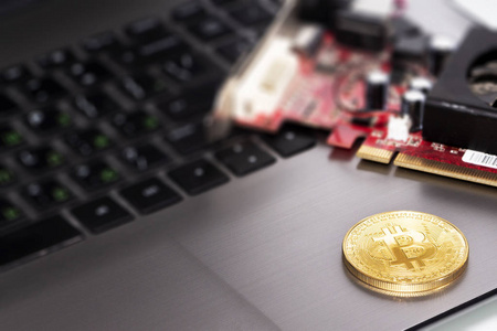 比特币硬币符号在笔记本电脑未来概念金融货币密码货币标志。