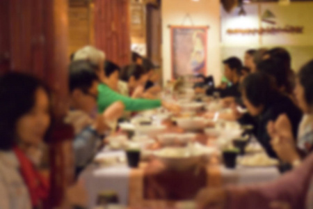 一群人喜欢在餐馆里吃午饭或晚餐