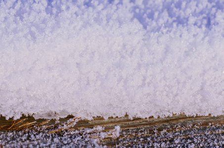 新鲜雪的背景。 自然冬季背景。 蓝色的雪质地