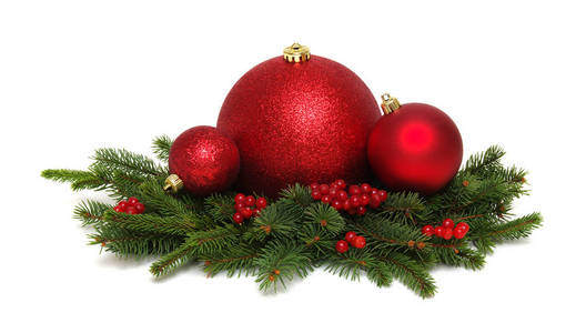 圣诞装饰白色背景上孤立有球果和杉树枝的红球