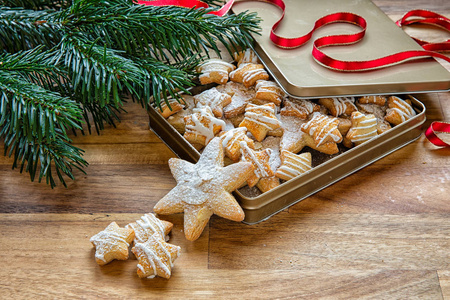 十二月是圣诞节。圣诞节饼干和树枝。冬天的假期。