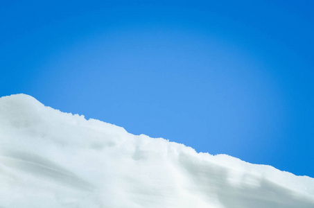 雪与太阳一起发光。 雪背景关闭。 冬天明亮的降雪。 圣诞贺卡背景。 新雪盖特写