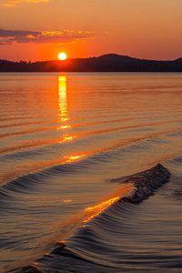 五彩缤纷的夕阳和水中的浪花