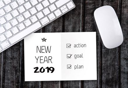 2019年新年的计划目标和行动。顶部视图键盘记事本。弗拉弗拉雷