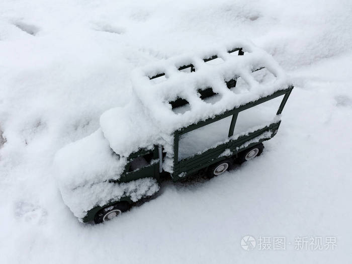 微型绿色机器上覆盖着雪。 冬季景观。