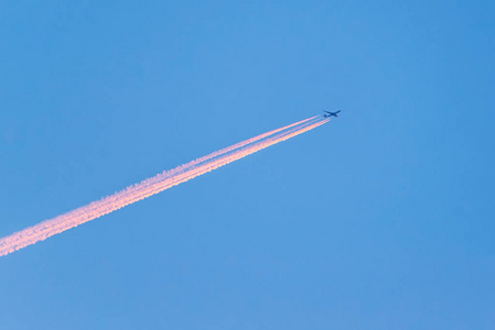 飞机在天空中飞行