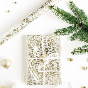 圣诞节新年节日作文与装饰礼品盒冷杉树枝在白色背景。 平躺顶部视图。