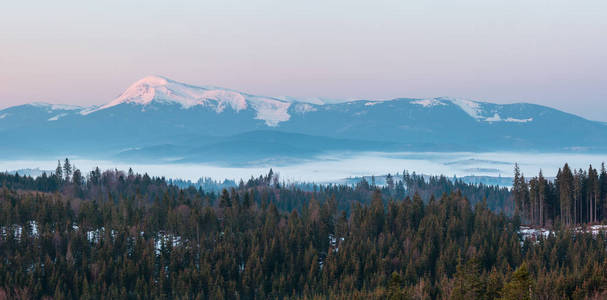 清晨的春天，喀尔巴阡山脉高原景观，覆盖着白雪的山脊顶部，在遥远的乌克兰。