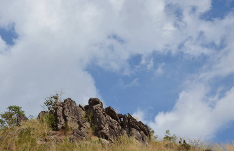 泰国考龙山上的岩石和草花景观图片