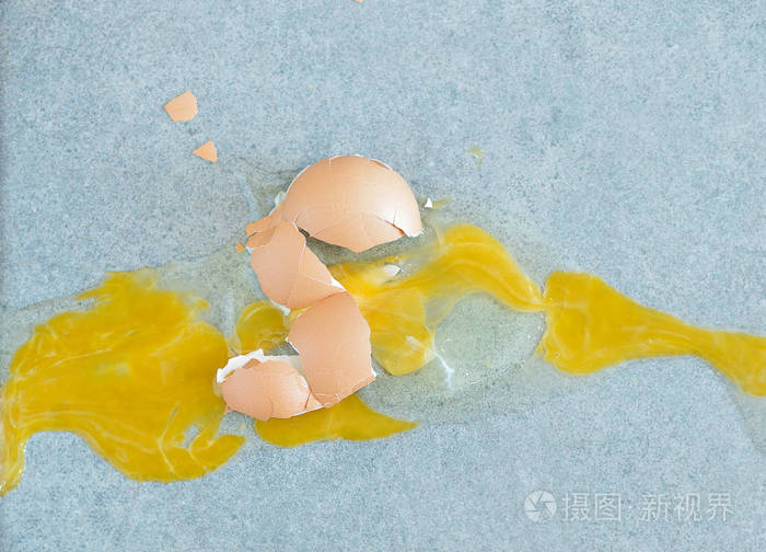 厨房地板上的破鸡蛋