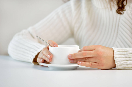 一个面目全非的女人在咖啡馆喝咖啡的特写镜头