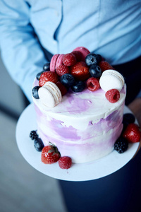 假日蛋糕甜甜点, 包括浆果和马卡龙。水果蛋糕。美味的海绵蛋糕