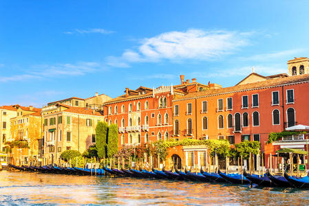 威尼斯宫殿与庭院由渠道和平底船在前面