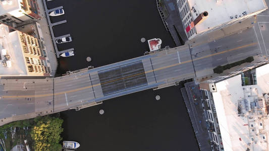 密尔沃基河位于美国密尔沃基威斯康星州的市中心海港区。 市中心的房地产公寓。 空中飞行
