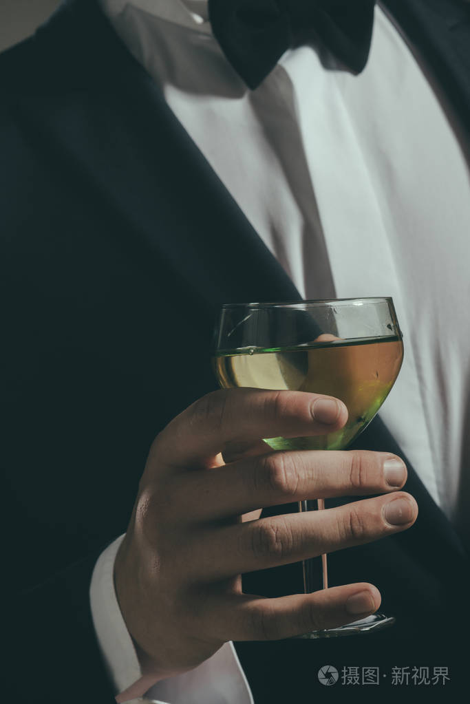 婚礼.新娘新郎的丈夫与玻璃.正式的男性时尚.成功的商务会议.交易.