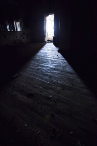 在一座废弃的大楼里，地板上的光线
