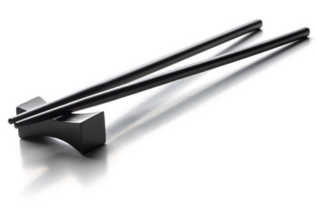 白色背景下的黑色米饭筷子
