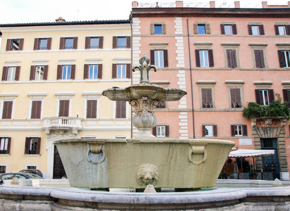 罗马法尼士广场的罗马喷泉来自卡拉卡拉浴场