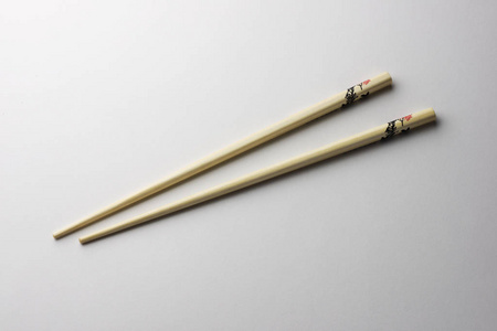 白色背景上装饰的竹筷子