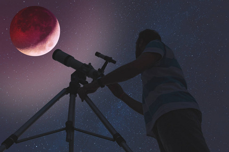 通过望远镜看月食的人。 我的天文学工作。