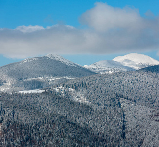 风景如画的冬季山景，从斯库波瓦山坡，乌克兰视图到乔诺霍拉脊，山顶在云卡帕提安。