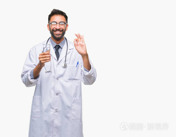 成人西班牙裔医生，男人在隔离的背景下喝一杯水，用手指做OK标志，很好的象征