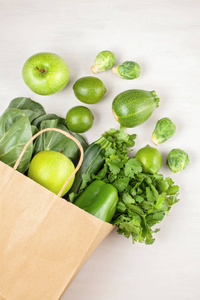 绿色新鲜有机蔬菜的顶部视图。 不同季节的健康饮食观念。 有机农业农产品市场