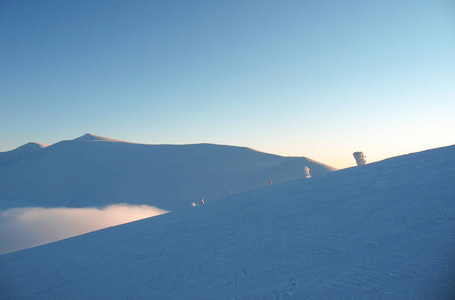 白雪覆盖了高高的山峰。 荒凉的蓝色极端的冬季景观