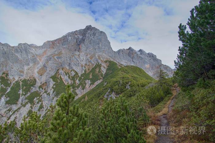 美丽的秋天徒步旅行在伯奇特斯加登纳阿尔卑斯山，山谷里有雾，景色令人惊叹。