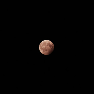 黑色夜空中的红月
