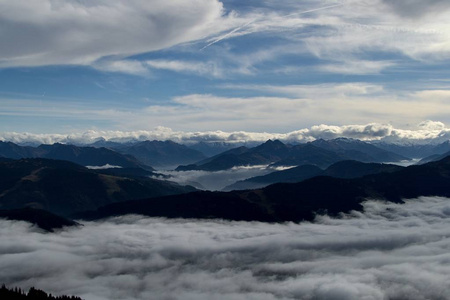 美丽的秋天徒步旅行在伯奇特斯加登纳阿尔卑斯山，山谷里有雾，景色令人惊叹。