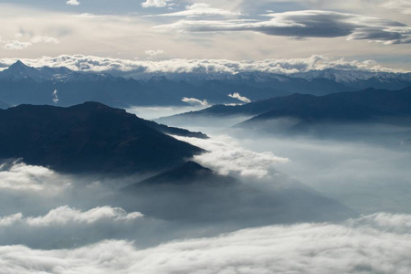 美丽的秋天徒步旅行在伯奇特斯加登纳阿尔卑斯山，山谷里有雾，景色令人惊叹。