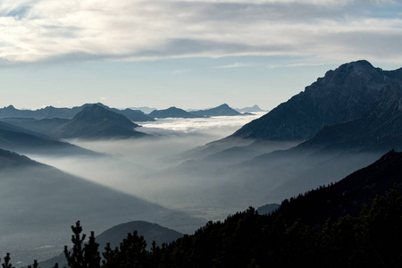 美丽的秋天徒步旅行在伯奇特斯加登纳阿尔卑斯山，山谷里有雾，景色令人惊叹。