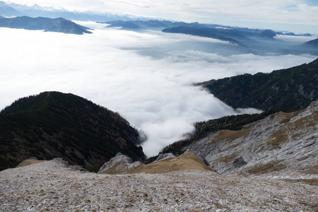 美丽的秋天徒步旅行在伯奇特斯加登纳阿尔卑斯山，山谷里有雾，景色令人惊叹。