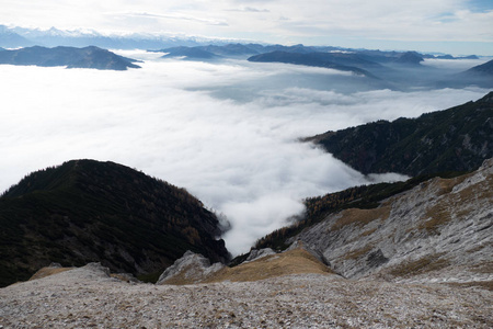美丽的秋天徒步旅行在伯奇特斯加登纳阿尔卑斯山，山谷里有雾，景色令人惊叹。