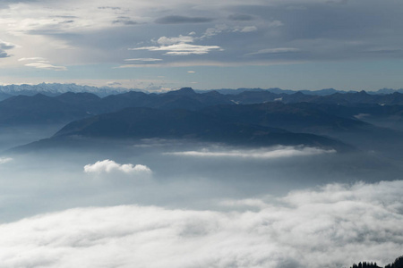 美丽的秋天徒步旅行在伯奇特斯加登纳阿尔卑斯山，山谷里有雾，景色令人惊叹。