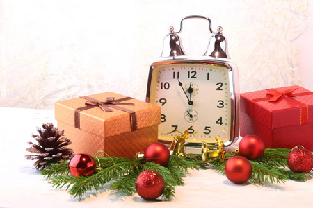 新年或圣诞节的装饰与礼品盒, 蜡烛和球。贺卡。选择性对焦, 复制空间