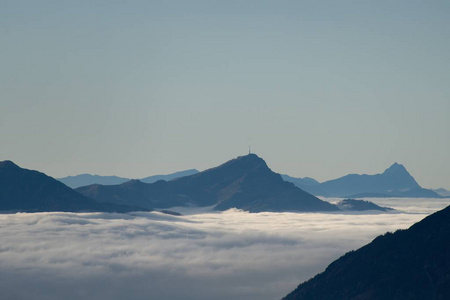 美丽的秋天徒步旅行在伯奇特斯加登纳阿尔卑斯山，山谷里有雾，景色令人惊叹。