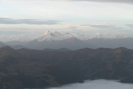 美丽的秋天徒步旅行在伯奇特斯加登纳阿尔卑斯山，山谷里有雾，景色令人惊叹。